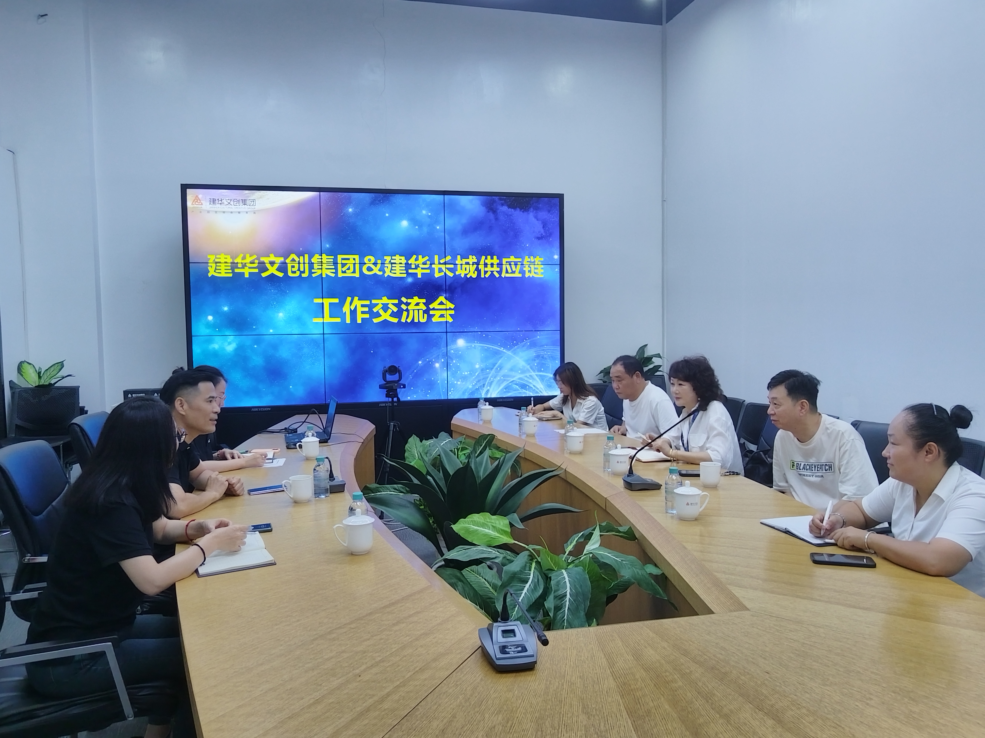 建華文創(chuàng)集團(tuán)與建華長城機(jī)電公司舉行工作交流會
