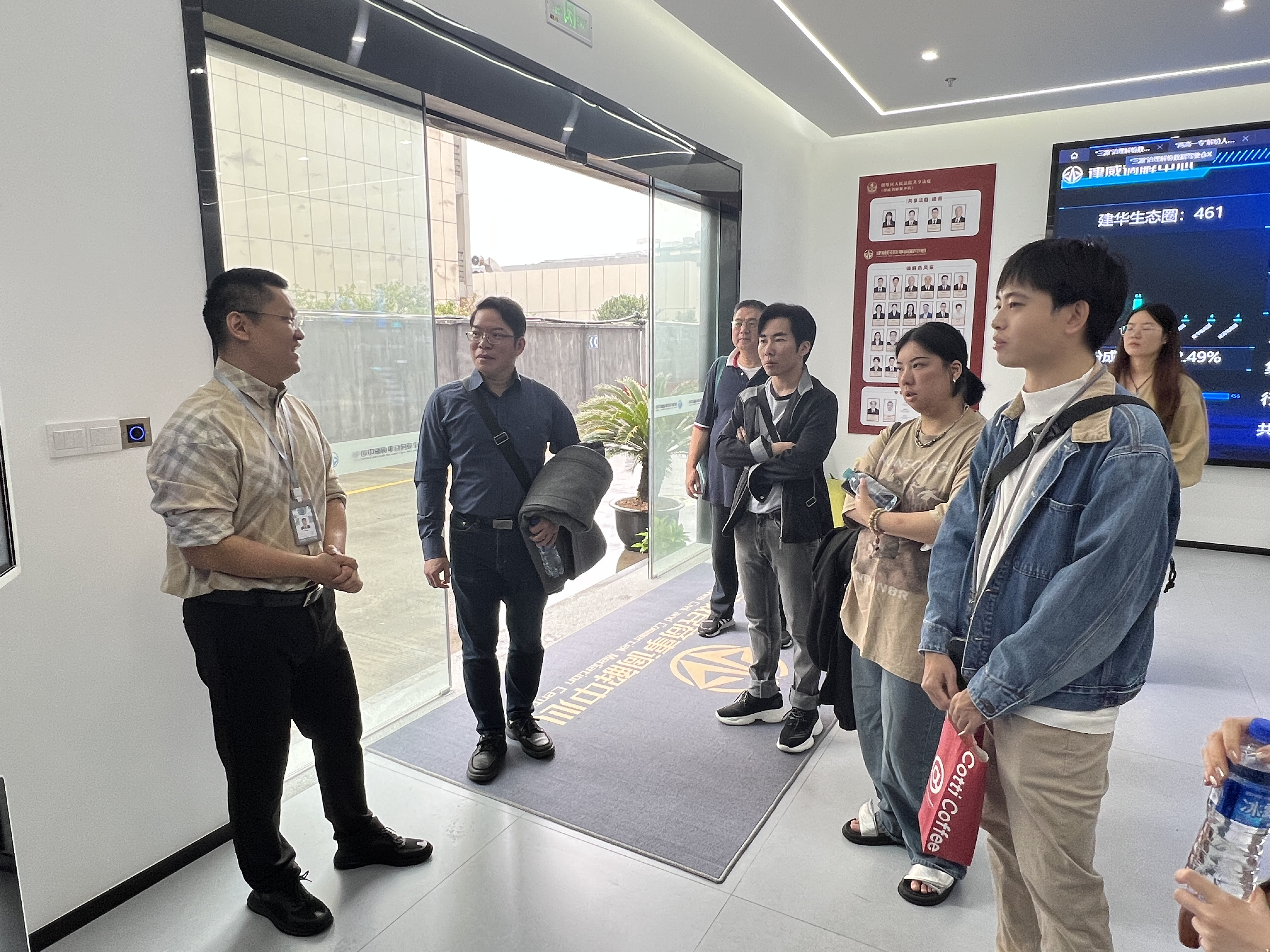 高雄青年大學(xué)生交流團到律威民商事調(diào)解中心參觀學(xué)習(xí)