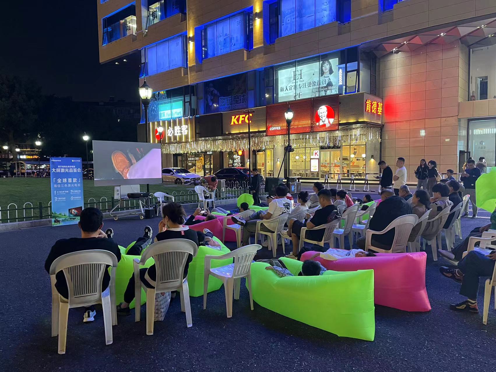 水晶城露天電影盛宴，歡聲笑語(yǔ)中感受夜晚魅力