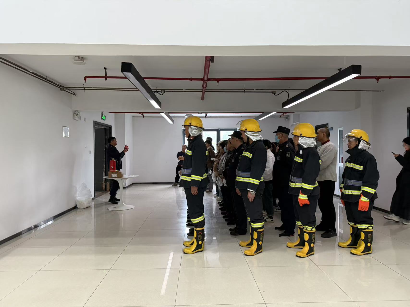 以練筑“防”，防范未“燃” ——建華文創(chuàng)集團(tuán)開展消防逃生安全演練