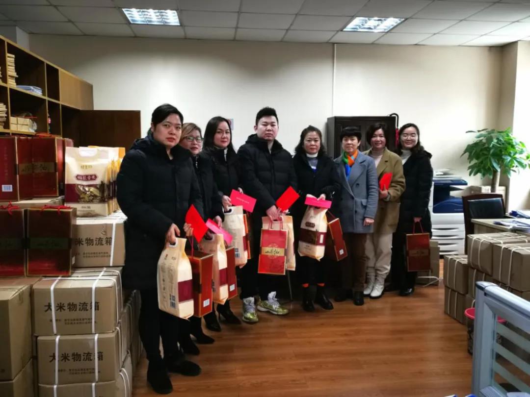 集團領(lǐng)導慰問一線員工和部分優(yōu)質(zhì)合作商戶