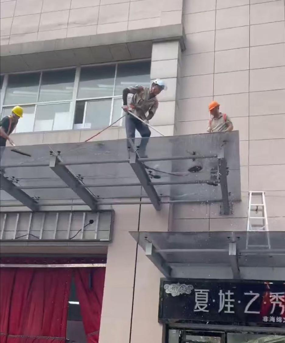 “洗”迎國慶錢江商城為玻璃雨棚做“美容”