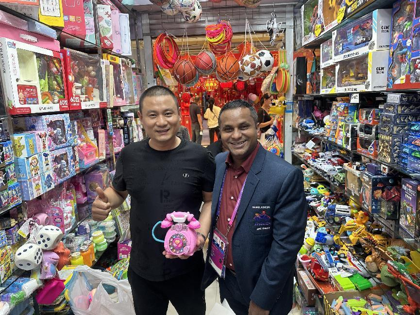 熱情服務(wù)外籍顧客，展現(xiàn)亞運錢江風采