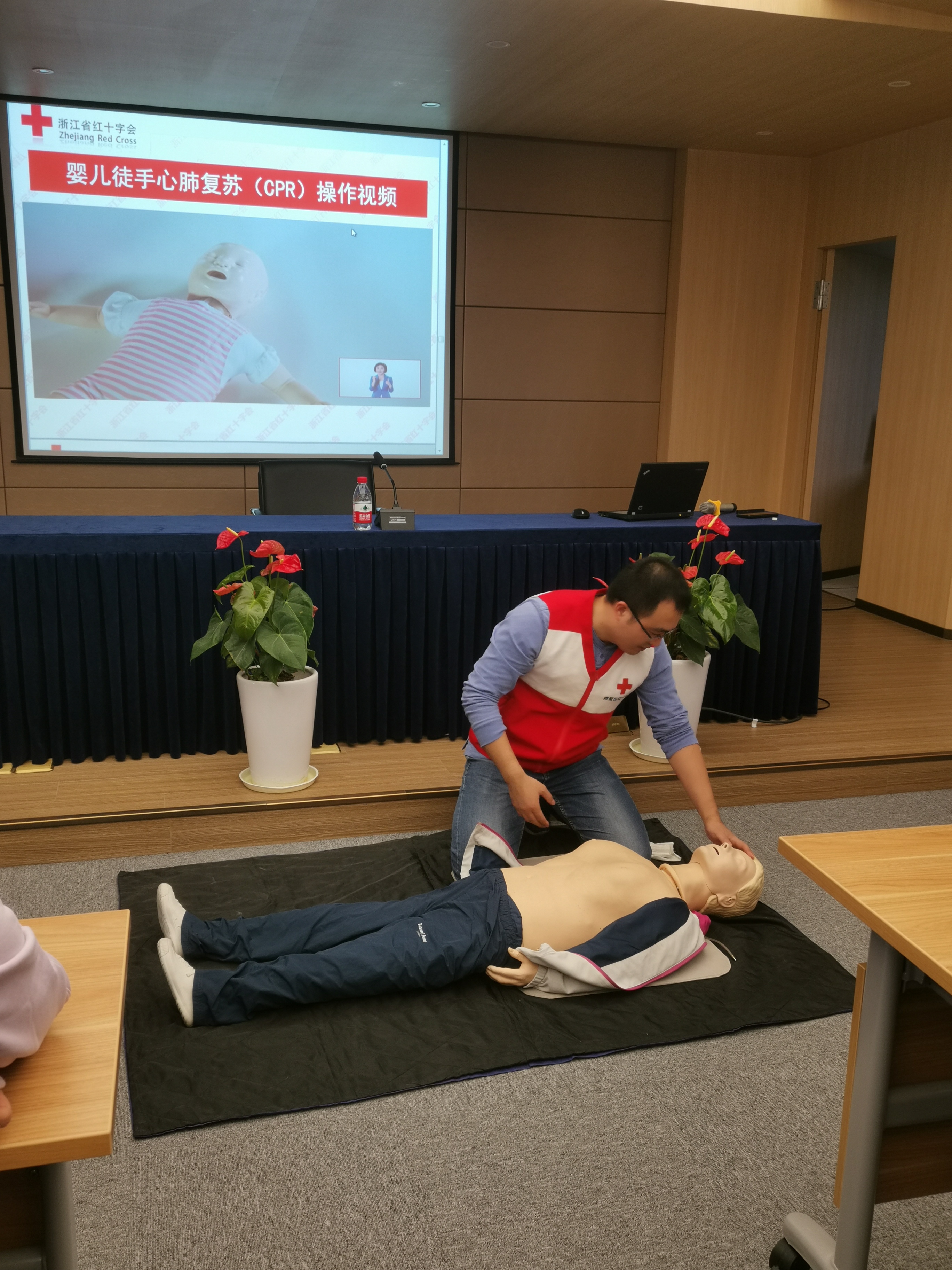 水晶城開展職工急救技能培訓(xùn)