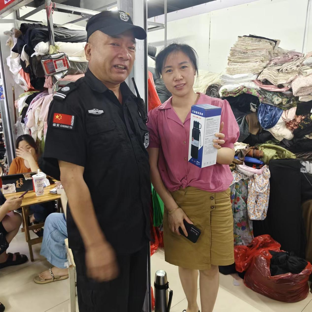 化險為夷！熱心商戶見義勇為，危急情況扶梯救人