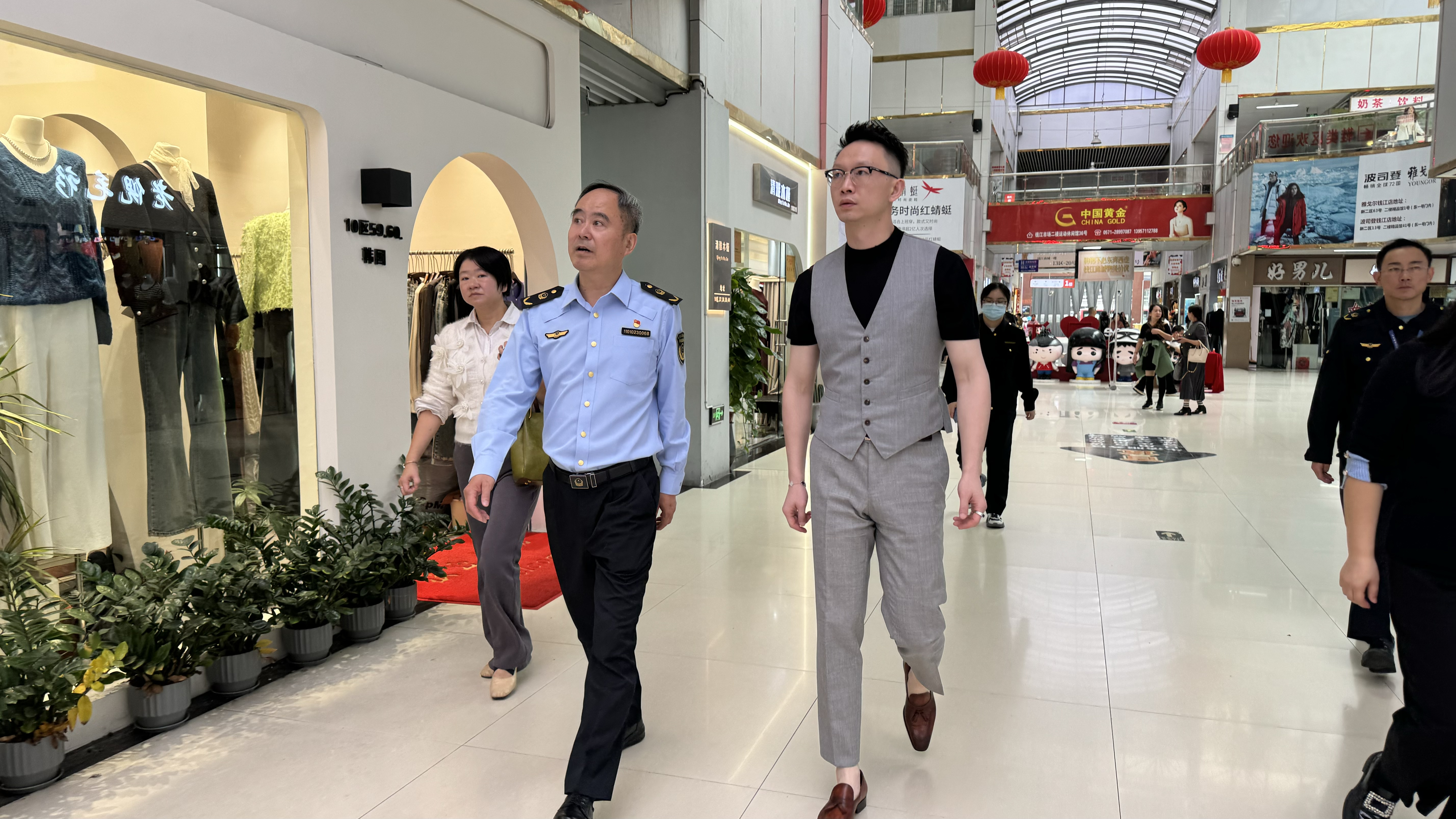 拱墅區(qū)市場(chǎng)監(jiān)管局副局長(zhǎng)蒞臨錢江商城開展黨建調(diào)研指導(dǎo)工作