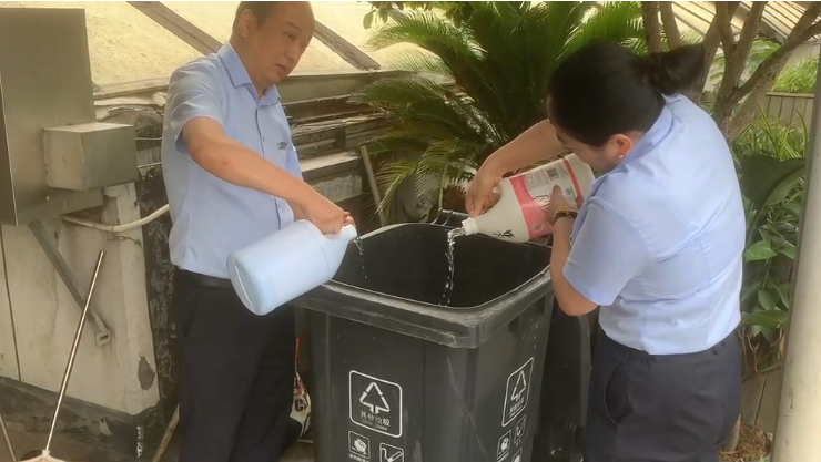 錢江商城開展過(guò)期物品集中銷毀工作