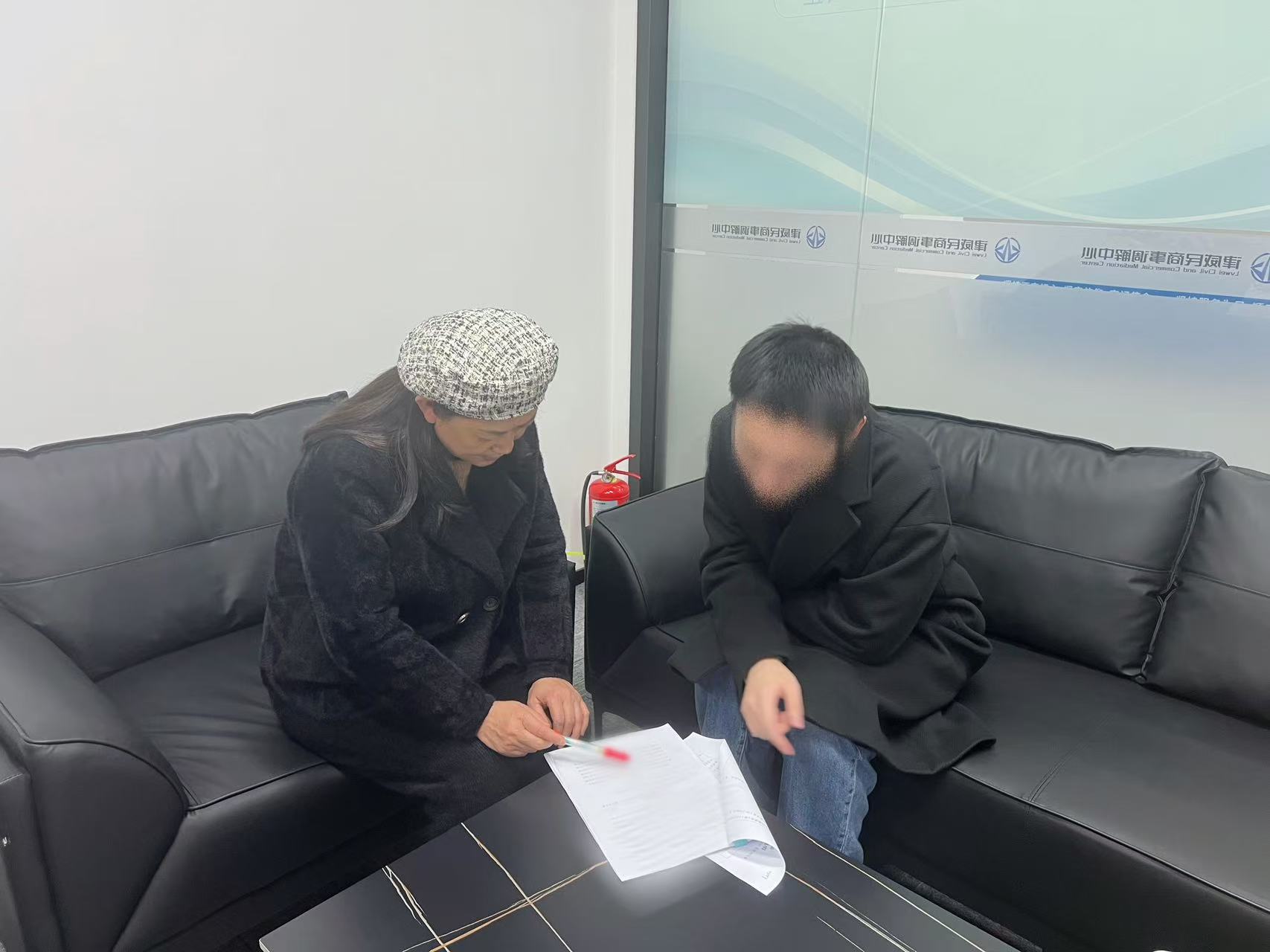 鄰里同窗債，“背靠背”調(diào)解顯溫情