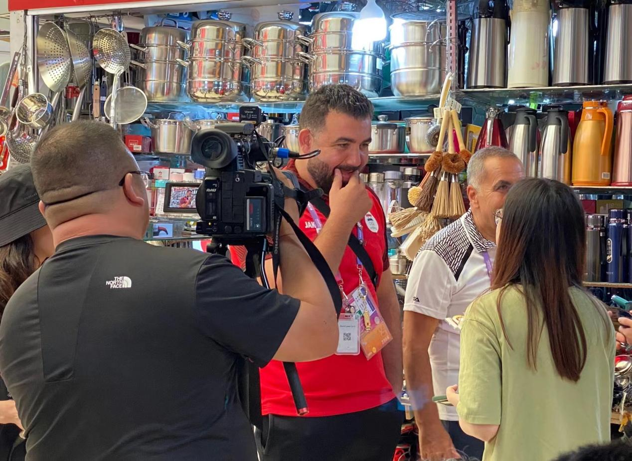 “友誼第一 比賽第二” 亞運(yùn)會(huì)外國(guó)運(yùn)動(dòng)員玩轉(zhuǎn)錢江商城