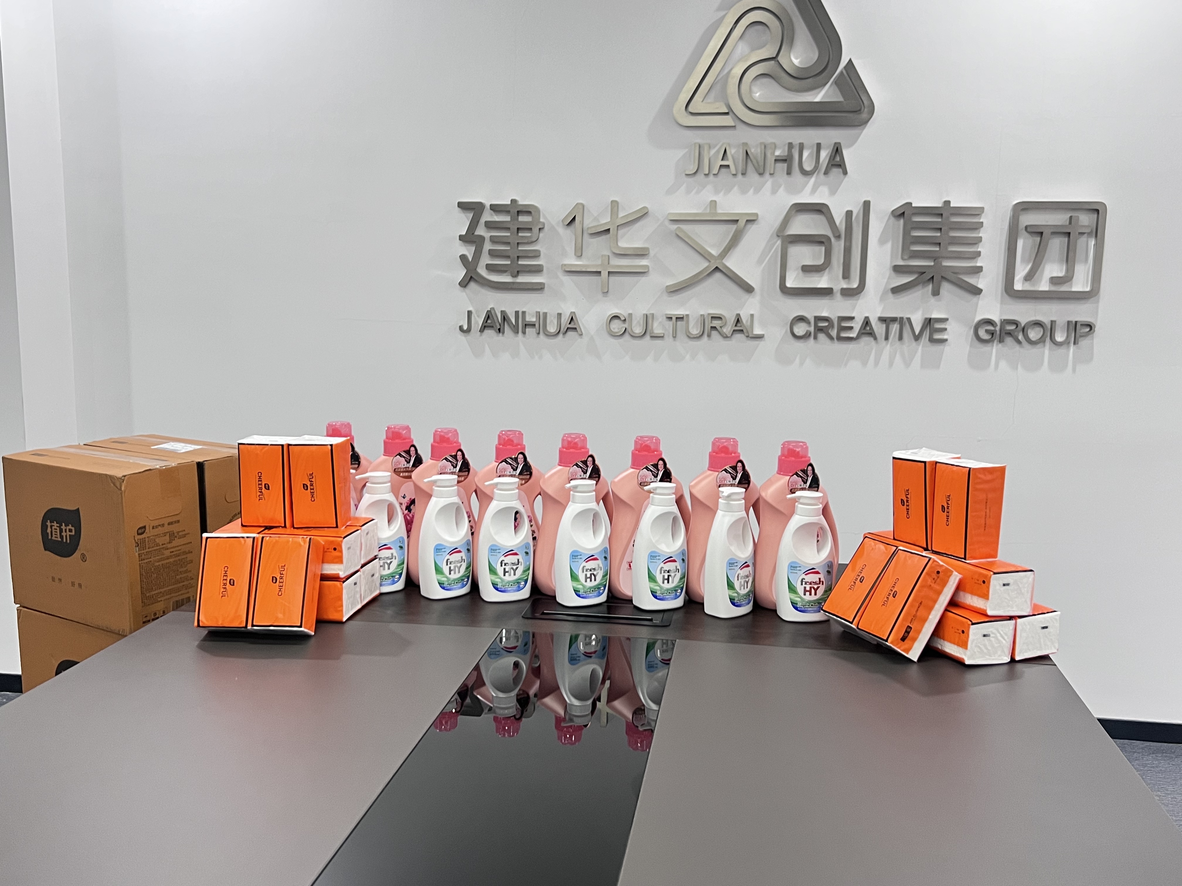 愛在春天，情暖三八——建華文創(chuàng)集團工會為女職工發(fā)放暖心福利