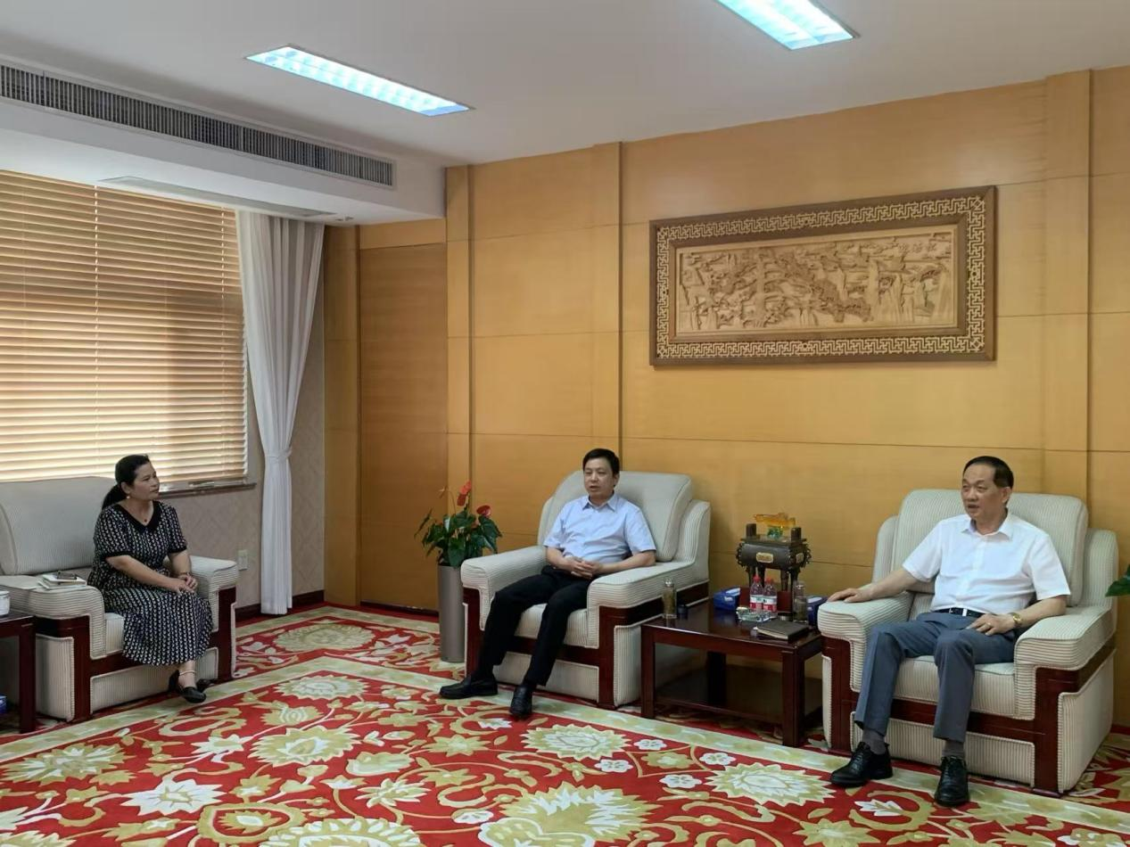 區(qū)領(lǐng)導(dǎo)赴集團慰問人大代表