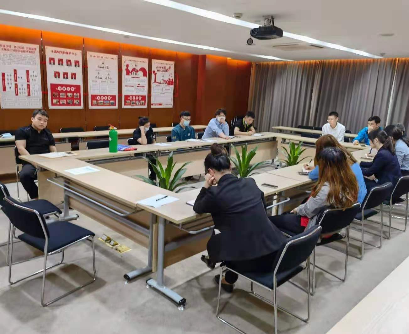 水晶城召開7月店長會(huì)議