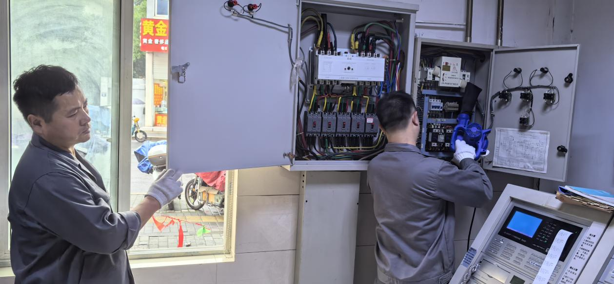 消防安全無(wú)小事錢江商城開展消防控制柜清潔工作