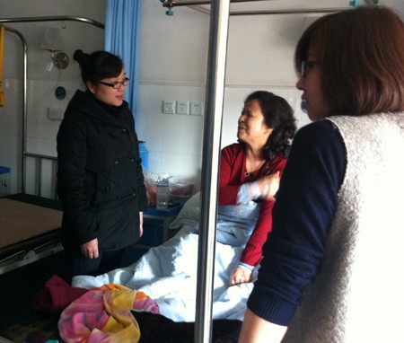 建華網(wǎng)絡(luò)工會(huì)心系一線 看望住院員工 (1).jpg