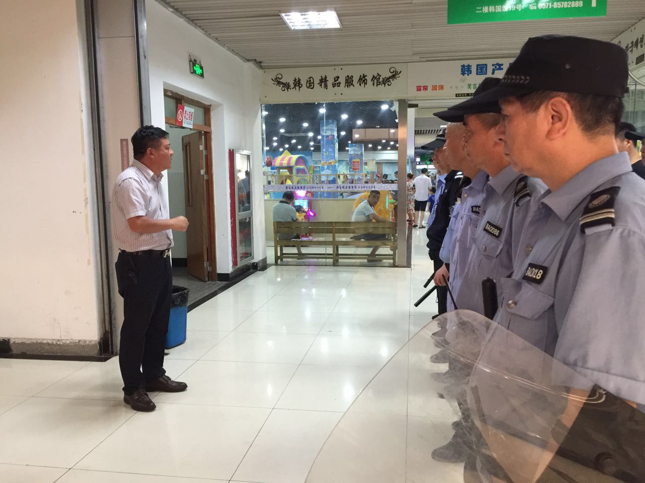 上塘街道總工會(huì)向錢(qián)江市場(chǎng)一線職工送清涼 (1).jpg