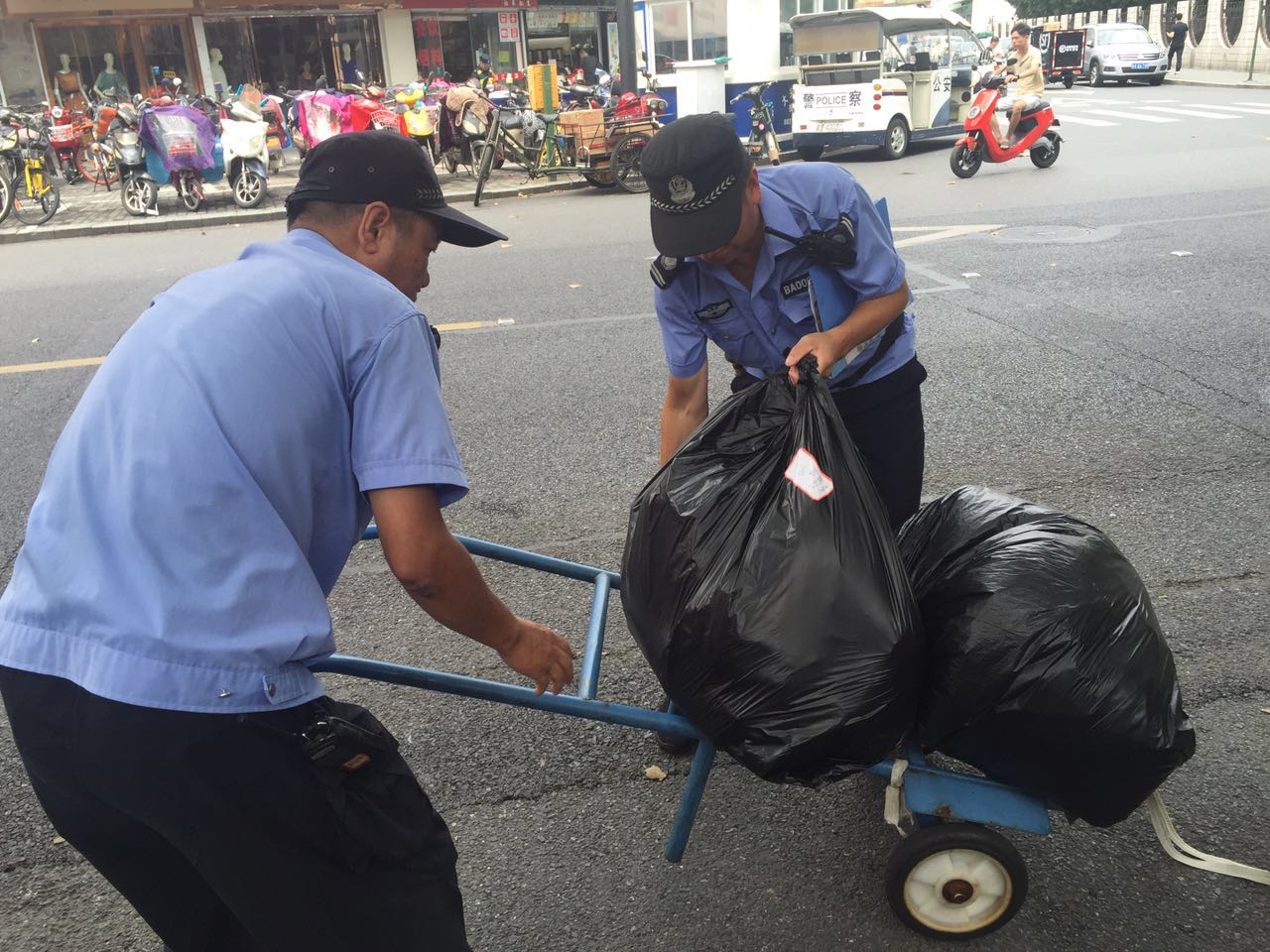 上塘街道總工會(huì)向錢(qián)江市場(chǎng)一線職工送清涼 (2).jpg